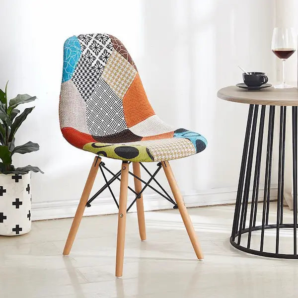 Chaise scandinave avec assise patchwork et pieds en bois