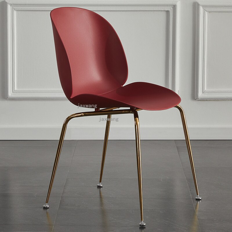 Chaise moderne de style scandinave avec assise large en plastique et pieds en acier