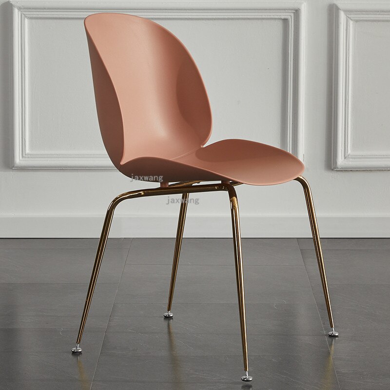 Chaise moderne de style scandinave avec assise large en plastique et pieds en acier