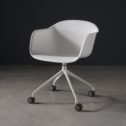 Chaise scandinave  design en plastique et acier sur roulettes