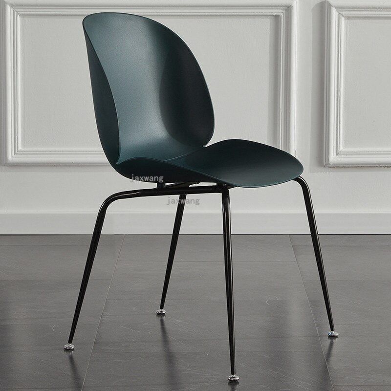 Chaise moderne de style scandinave avec assise large en plastique et pieds en acier