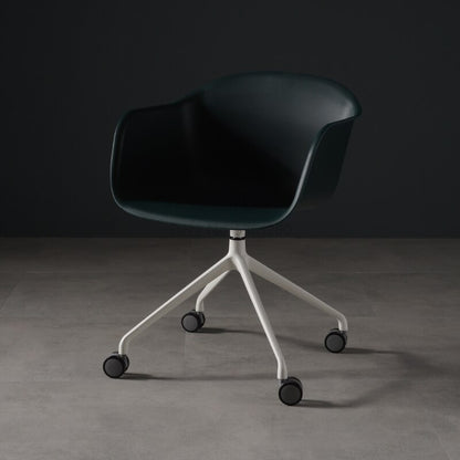Chaise scandinave  design en plastique et acier sur roulettes