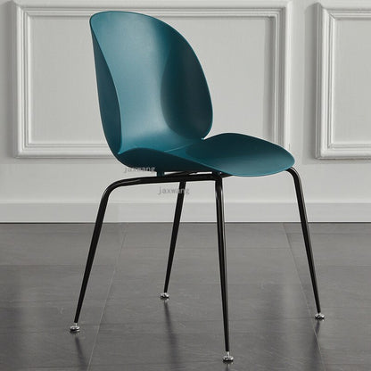 Chaise moderne de style scandinave avec assise large en plastique et pieds en acier