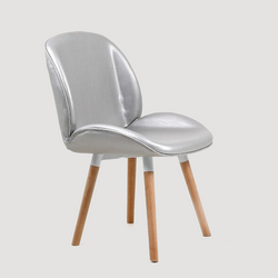 Chaise scandinave en similicuir argenté  avec pieds en bois et assise fauteuil