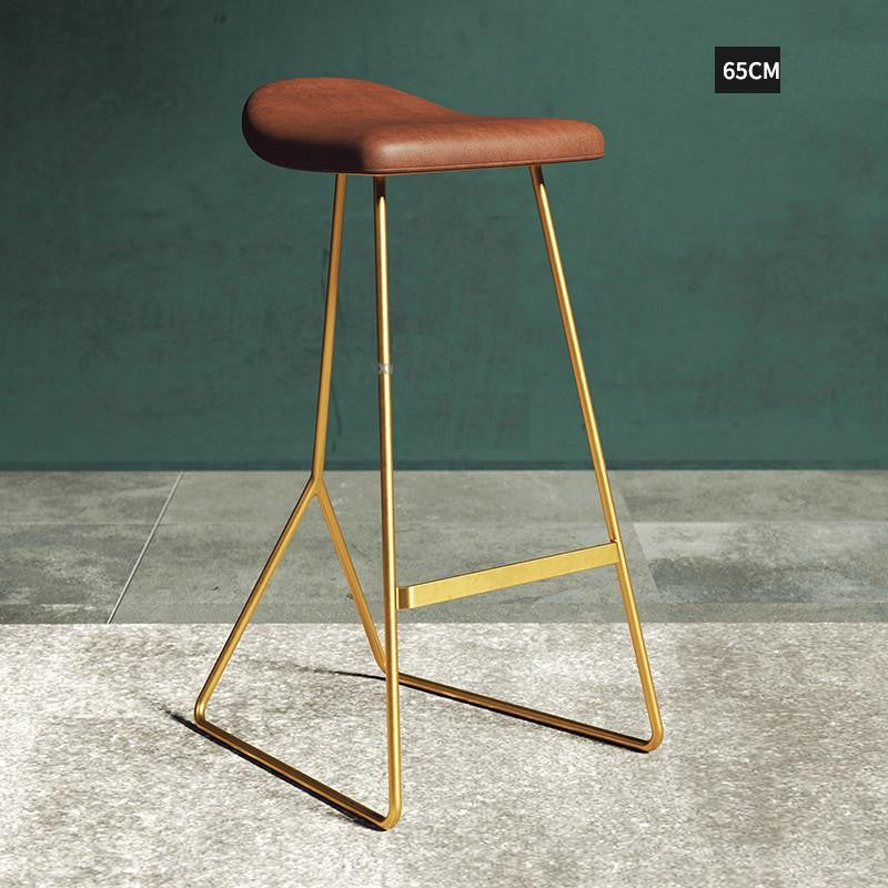 Tabouret de bar design avec armature en metal doré et assise en ergonomique