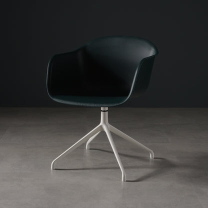 Chaise scandinave  design en plastique et acier sur roulettes
