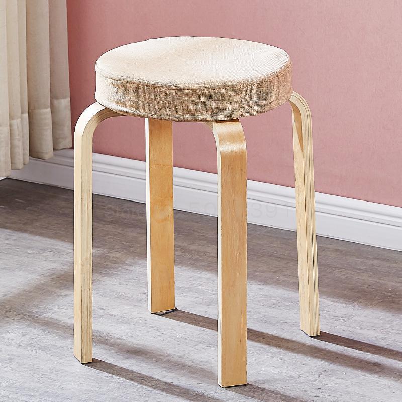 Tabouret scandinave avec assise ronde rembourrée en tissu et pieds en bois