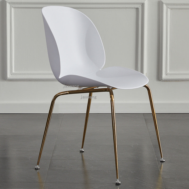 Chaise moderne de style scandinave avec assise large en plastique et pieds en acier