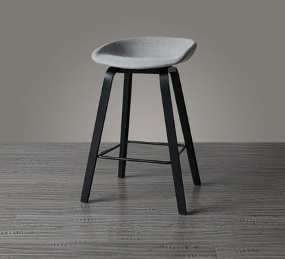 Tabouret de bar scandinave avec pieds en bois d'Ipé brossé et assise en résine