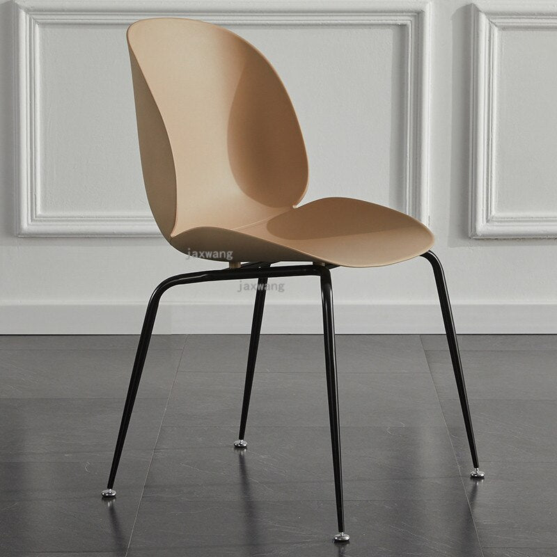 Chaise moderne de style scandinave avec assise large en plastique et pieds en acier