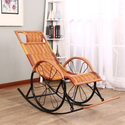 Chaise à bascule en fer et rotin avec accoudoirs en forme de roues