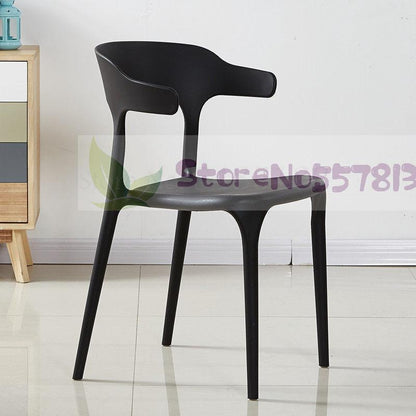 Chaise moderne en plastique avec dossier enveloppant en bandeau