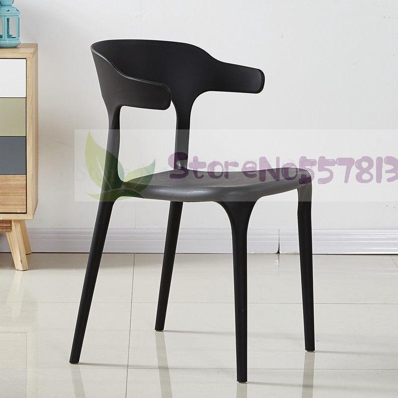 Chaise moderne en plastique avec dossier enveloppant en bandeau