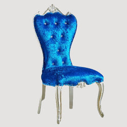 Chaise louis XVI moderne en velours bleu avec cadre en bois blanc et ornement