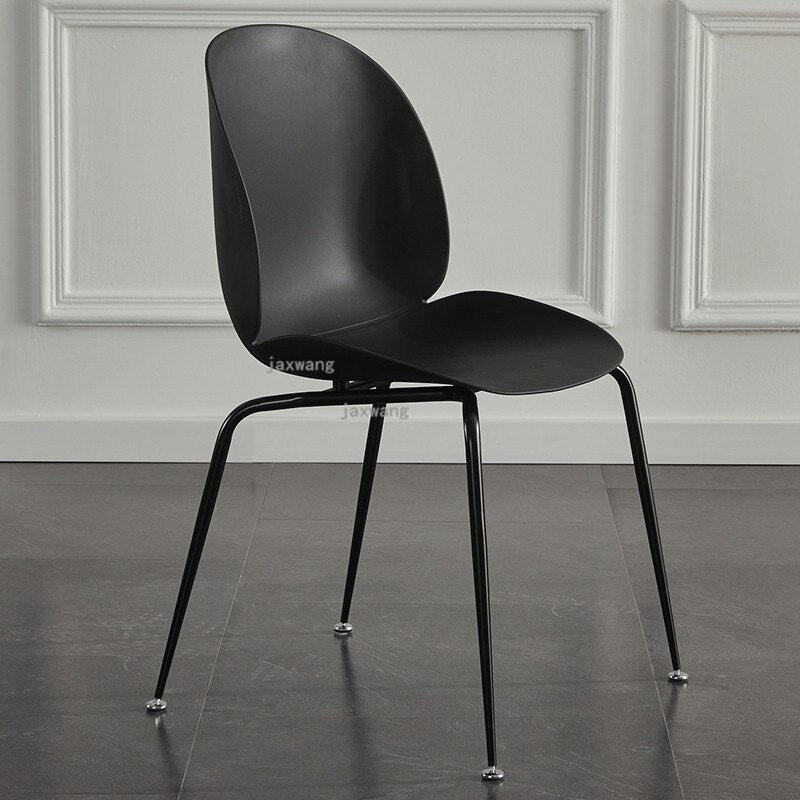 Chaise moderne de style scandinave avec assise large en plastique et pieds en acier