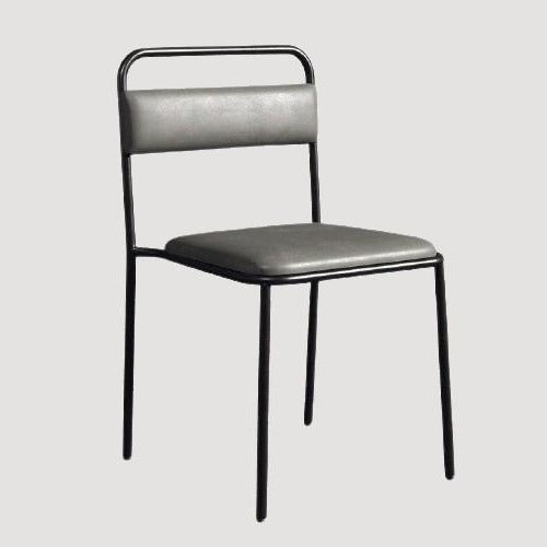 Chaise design en métal noir et cuir gris
