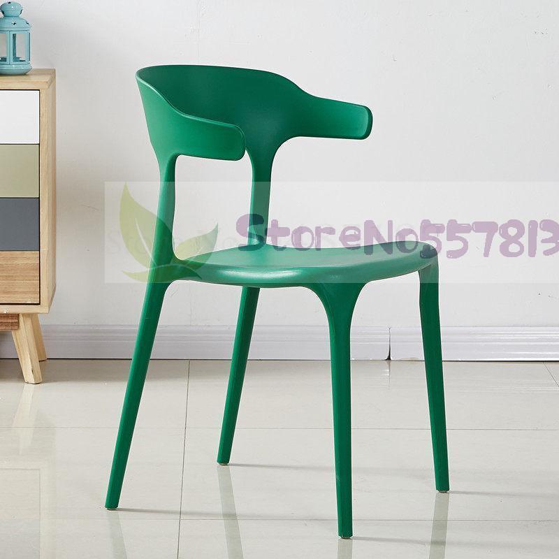 Chaise moderne en plastique avec dossier enveloppant en bandeau
