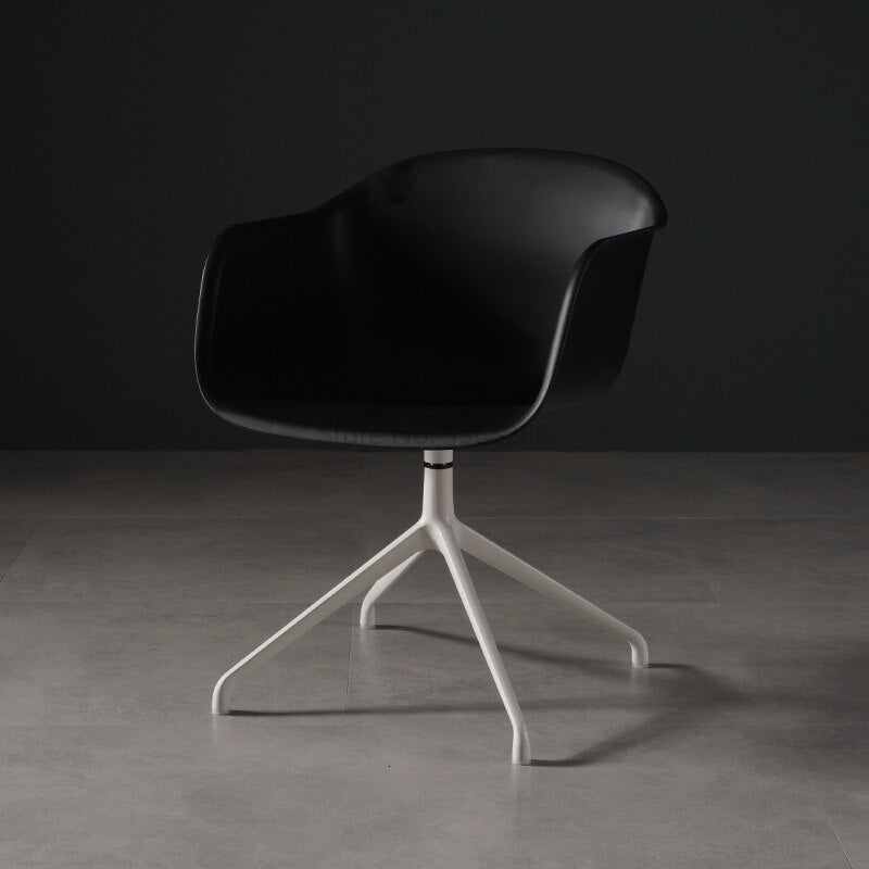 Chaise scandinave  design en plastique et acier sur roulettes