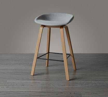 Tabouret de bar scandinave avec pieds en bois d'Ipé brossé et assise en résine