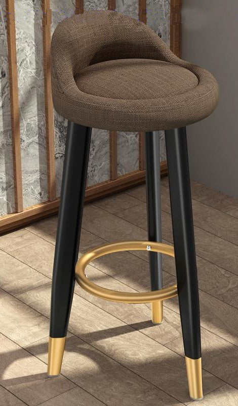 tabouret de bar de style scandinave avec assise matelassée en tissus chiné marron et pieds noir et doré