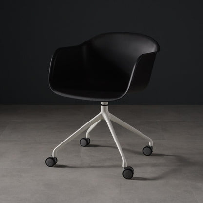 Chaise scandinave  design en plastique et acier sur roulettes