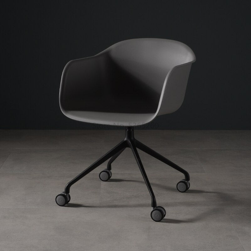 Chaise scandinave  design en plastique et acier sur roulettes