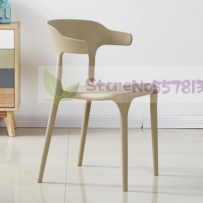 Chaise moderne en plastique avec dossier enveloppant en bandeau