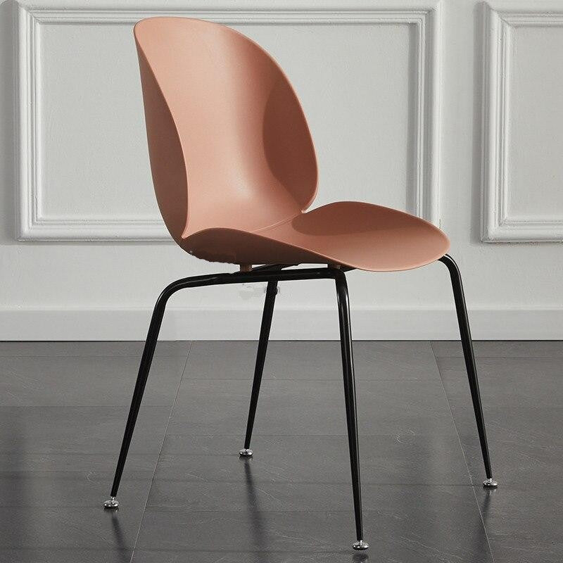 Chaise moderne de style scandinave avec assise large en plastique et pieds en acier