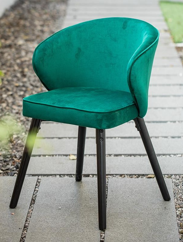 Chaise scandinave avec accoudoirs et assise en velours
