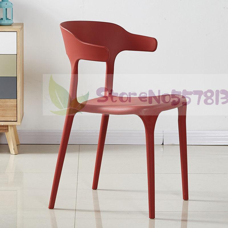 Chaise moderne en plastique avec dossier enveloppant en bandeau