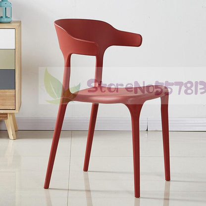 Chaise moderne en plastique avec dossier enveloppant en bandeau