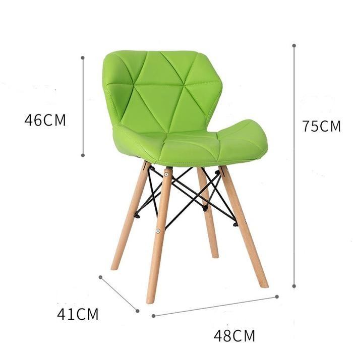 Chaise scandinave avec assise  rembourrée surpiquée