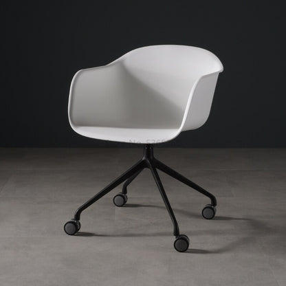 Chaise scandinave  design en plastique et acier sur roulettes