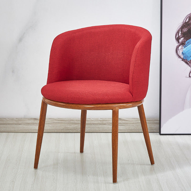 Chaise scandinave à large dossier en tissu rouge et bois