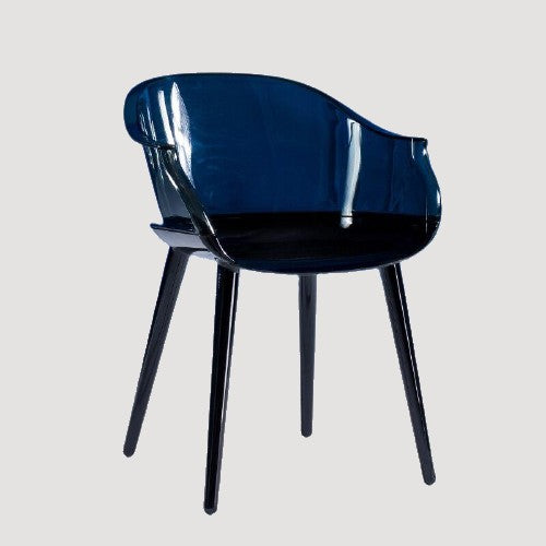 Chaise design avec dossier large fumé bleu et cadre en bois noir laqué