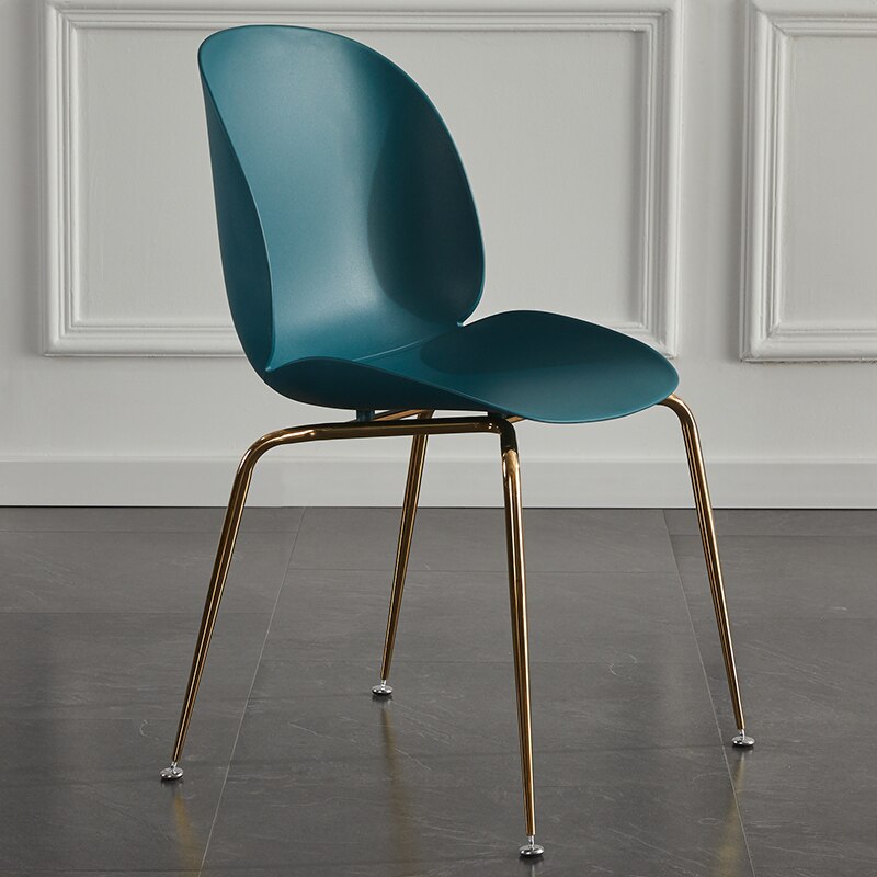 Chaise moderne de style scandinave avec assise large en plastique et pieds en acier