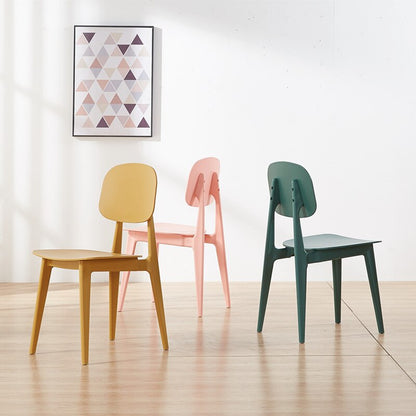 Chaise moderne en plastique épais avec dossier étroit pour salle à manger
