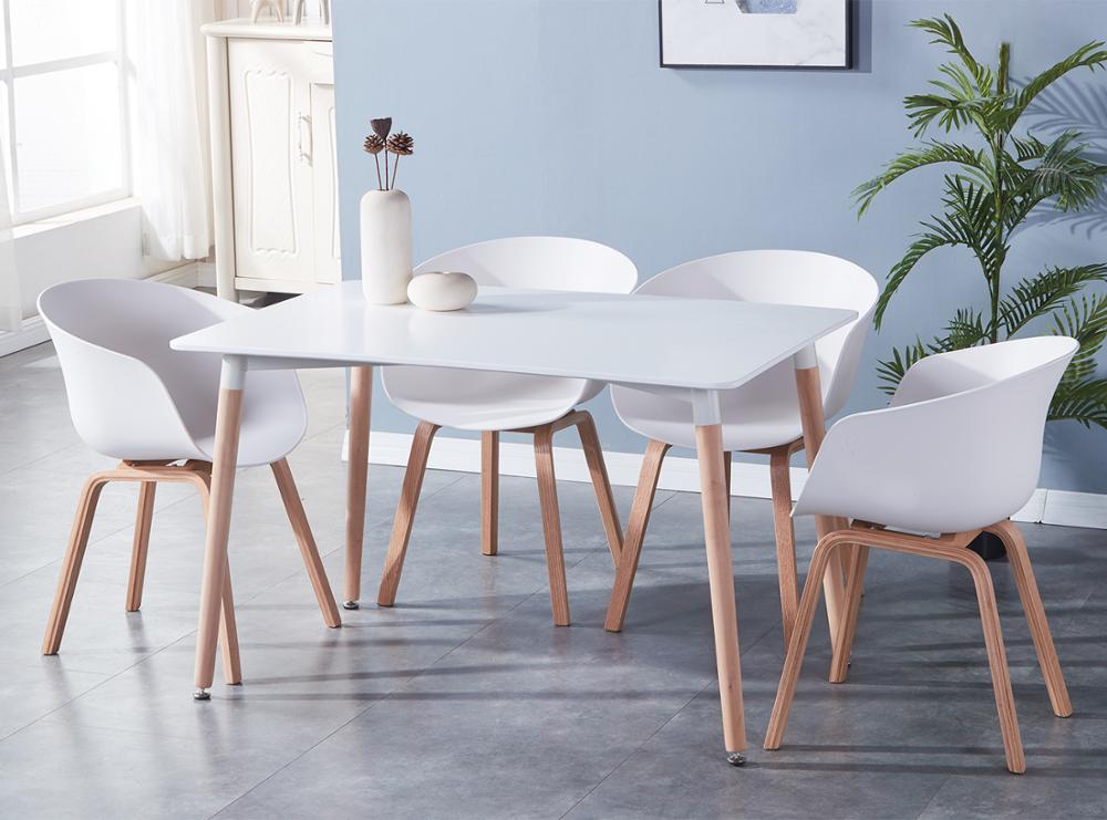 Chaise scandinave en plastique et bois à dossier large enveloppant (lot de 4)