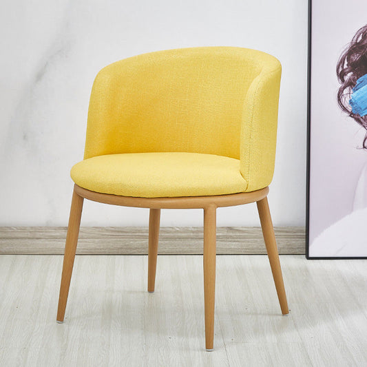 Chaise scandinave à large dossier en tissu jaune et bois