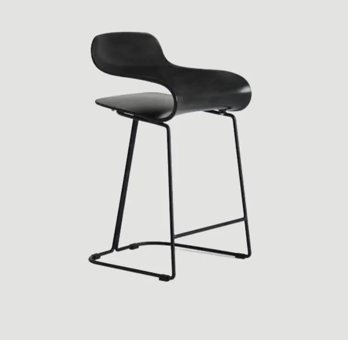 Tabouret de bar design avec assise retournée en suspension