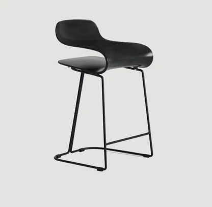 Tabouret de bar design avec assise retournée en suspension