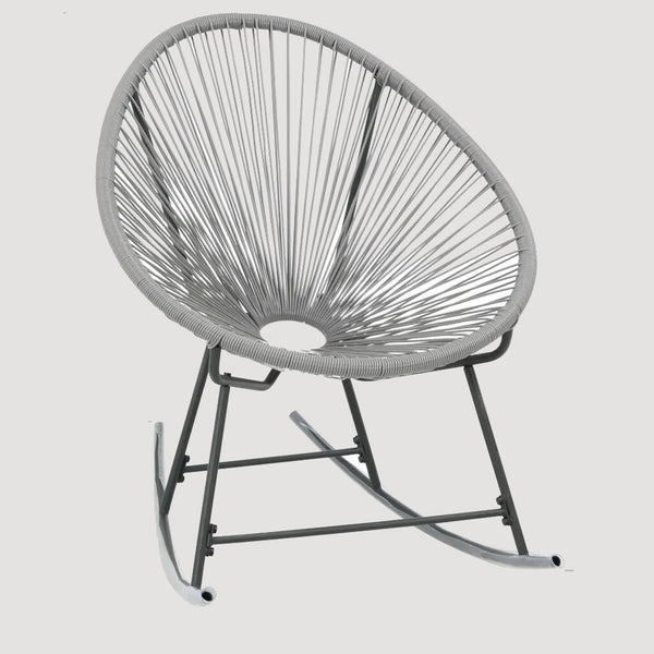 Chaise à bascule design en rotin gris avec assise ovale  et pieds en acier
