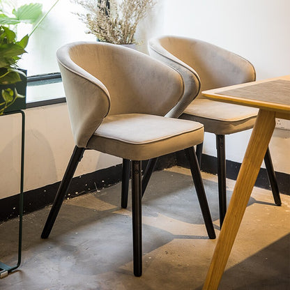 Chaise scandinave avec assise fauteuil et accoudoirs prolongeant le dossier