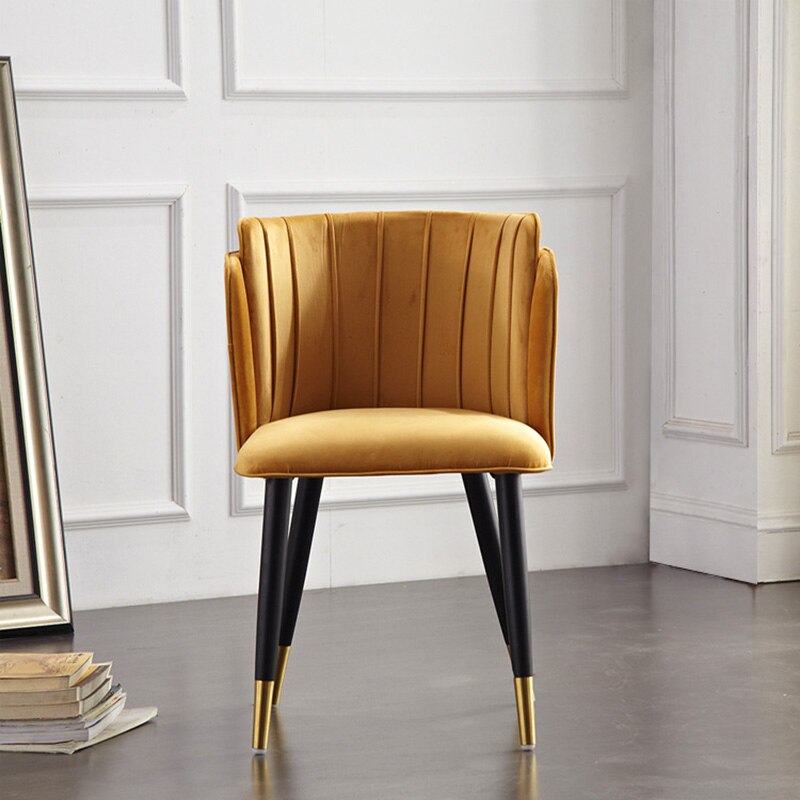 chaise moderne velours moutarde pieds noir et doré