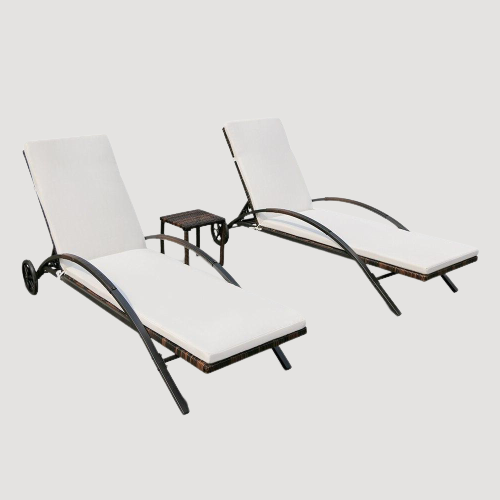 Chaise longue en métal noir avec accoudoirs et matelas blancs
