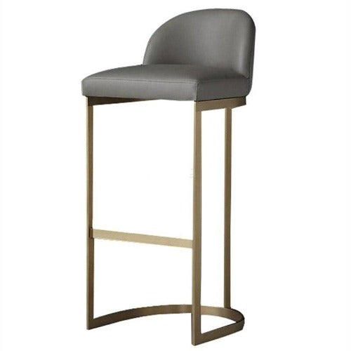 Chaise de bar design en métal doré et cuir avec dossier arrondiChaise de bar design en métal doré et dossier arrondi hauteur 75cm