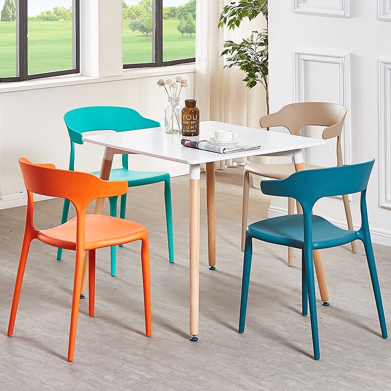 Chaise moderne en plastique avec dossier enveloppant en bandeau
