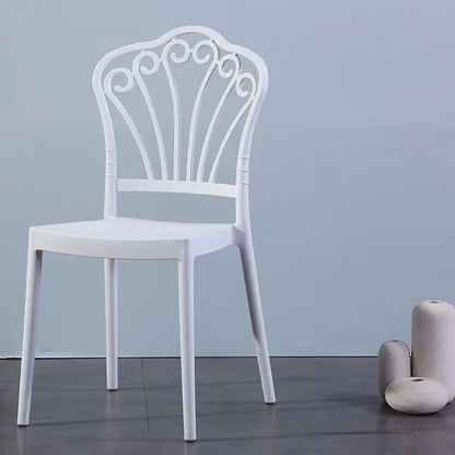 Chaise moderne en plastique bleu avec dossier d'époque romantique