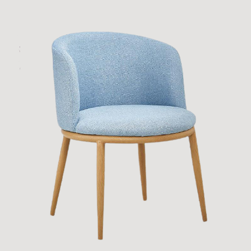 Chaise scandinave à large dossier en tissu bleu et bois