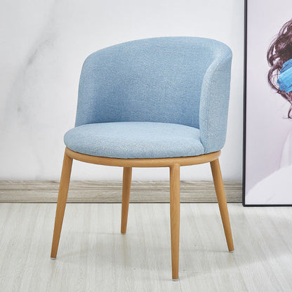 Chaise scandinave à large dossier en tissu et bois